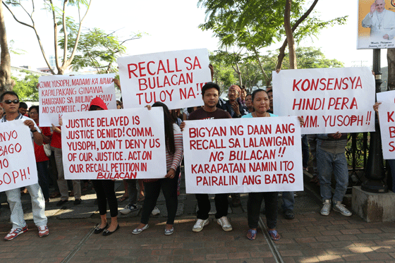 Representatives from several organizations in Bulacan province yesterday rallied at the Commission on Elections (Comelec) to call for the holding of a recall election in an attempt to oust incumbent Gov. Wilhelmo Sy-Alvarado. PHOTO BY RENE H. DILAN