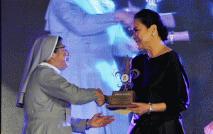 ABS-CBN president and CEO Charo Santos-Concio receives the Fleur-de-lis Award from St. Paul University Manila president Sr. Ma. Evangeline Anastacio