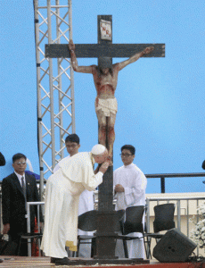 A DAY WITH THE YOUTH Pope Francis kisses the feet of an image of Jesus Christ before meeting with students at the University of Santo Tomas. PHOTO BY MIKE DE JUAN