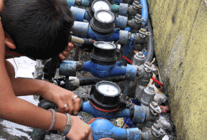 TOYING WITH WATER  Children play with water meters at Barangay Kamias in Quezon City on Monday, apparently oblivious that higher water rates were implemented effective on the same day by concessionaires Maynilad and Manila Water. PHOTO BY MIKE DE JUAN