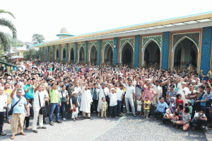 FOR PEACE  Muslims flash the peace sign during a rally in front of the Golden Mosque in Manila on Friday to support the peace process amid calls to scrap a peace treaty with Muslim rebels. The rebels said they were considering returning dozens of high-powered firearms seized from some of the 44 police commandos killed in a botched anti-terror operation in Mamasapano, Maguindanao. Photo by RENE H. DILAN 