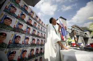 MASS FOR JUSTICE Priests hold a Mass for the 44 police commandos killed in Maguindanao in front of Camp Crame. PHOTO BY MIGUEL DE GUZMAN