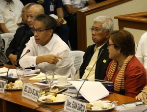 NOW THEY’RE TALKING Interior Secretary Mar Roxas gestures as he answers questions in yesterday’s Senate hearing. Roxas and military officials were finally able to tell senators on Monday what time they informed President Benigno Aquino 3rd of the clash in Maguindanao after failing to do so in previous hearings. PHOTO BY RENE H. DILAN 