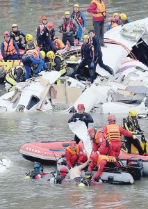 ANOTHER TRAGEDY Rescue personnel in a rubber dinghy lift a passenger (bottom C) from the waters around the wreckage of the TransAsia ATR 72-600 turboprop plane. AFP PHOT