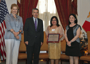 Amalia Bandiola-Cabusao, editor-in-chief of ‘Mindanao Times’ receives the Aquino Fellowship Award for Journalism from US Ambassador Philip Goldberg, the President’s sister Ballsy Aquino-Cruz and Public Affairs officer Bettina Malone during the awarding ceremony on February 12.