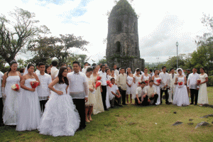 MASS WEDDING Newly wed couples in Daraga, Albay pose together at the historic Cagsawa Ruins after the wedding ceremony sponsored by the Home Development Mutual Fund in celebration of its yearly Pag-IBIG Day on Valentine’s Day. PHOTO BY RHAYDZ B. BARCIA