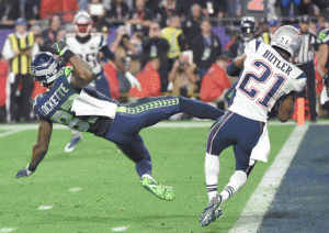 Malcolm Butler (right) of the New England Patriots intercepts a pass intended for Ricardo Lockette (left) of the Seattle Seahawks late in the fourth quarter of Super Bowl 49 at University of Phoenix Stadium in Glendale, Arizona. AFP PHOTO