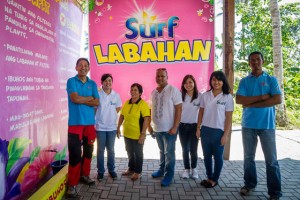  leading the launch of the Surf labahan Station in Mayorga, leyte (from left) vic Ferrer, operation compassion Field operations officer; lavin Gonzaga, unilever Sustainable business and communications assistant manager; lucia Mundala, kagawad of barangay union coastal; Mayor alex de Paz; cha Francisco, Surf brand assistant; Maui velasco of unilever public relations department; and rick valenzuela, operation compassion livelihood officer 