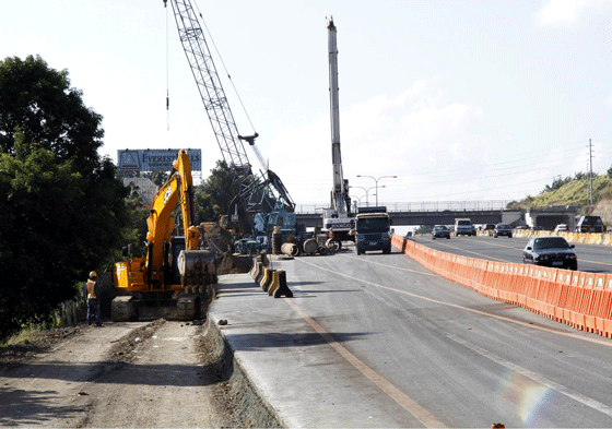 Workers of a private contractor continue the repair and road widening of a portion of the South Luzon Expressway (SLEX) near the Susana Heights exit in San Pedro City, Laguna on Sunday. The project is intended to reduce congestion, improve road safety and cut travel time along the expressway. PNA PHOTO