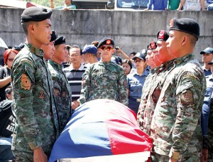 FAREWELL  Olongapo policemen pay their final respects to PO3 John Lloyd Sumbilla, of the Special Action Force commandos killed in Mamasapano, Maguindanao. Sumbilla’s remains were cremated at the Olongapo City Memorial Park on Thursday. PHOTO BY RUFFIE NYHL CRUZ 