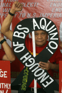 CALL FOR JUSTICE  A man raises a fist during a press briefing of union leaders who called for truth and justice for the police commandos killed in Mamasapano, Maguindanao. PHOTO BY MIGUEL DE GUZMAN