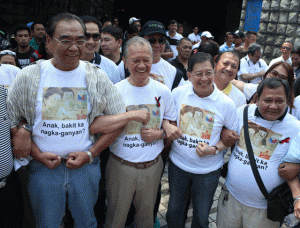 Several groups led by Jose “Peping” Cojuangco also marched to EDSA to call on President Benigno Aquino 3rd to step down, the first of a series of mass actions set this week. PHOTOS BY RENE DILAN