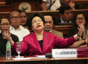 ON FIRE  Senator Miriam Defensor Santiago gestures while grilling police officials.  PHOTO BY RENE DILAN