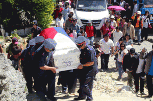 FAREWELL HERO  Relatives, friends and policemen in Benguet carry the body of fallen Philippine National Police – Special Action Force (PNP-SAF) member PO2 Jerry Kayob from his residence in Central Balili, La Trinidad, Benguet to the Tawang Cemetery. PHOTO BY THOM F. PICAÑA