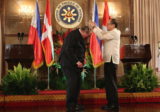 President Benigno Aquino 3rd confers the Order of Sikatuna with the rank of Raja on Frai Mathew Festing, the Prince and grandmaster of the sovereign Hospitaller order of Saint John of Jerusalem of Rhodes and of Malta. MALACAÑANG PHOTO 