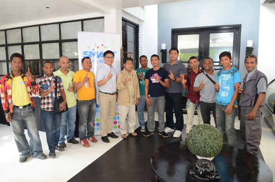  Smart’s head for community partnerships, Darwin Flores (fifth from left) with master sculptor Rey Contreras (sixth from left) with some of the sculptors 