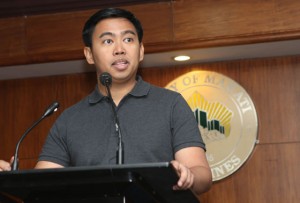 LONG NIGHTS AHEAD Makati City Mayor Jejomar Erwin binay addresses the media after the Office of the Ombudsman announced his preventive suspension. PHOTO BY RENE DILAN 