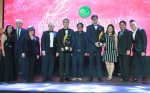  abS-cbn corporate communications top executives Kane Ochoa and bong Osorio (fifth and sixth from left) receive the second runner up trophy for company of the year along with other winners of the 13th Philippine Quill awards 