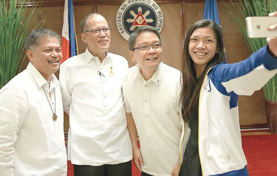 President Benigno Aquino 3rd obliges Ateneo’s ace volleybelle Alyssa Valdez (right) to have a selfie together with Education Secretary Armin Luistro and Ateneo de Manila University president Jose Ramon Villarin. The President hosted a luncheon for officials and members of the volleyball teams of arch-rivals Ateneo and La Salle in Malacañang on Tuesday. The two teams tangled in the final series of the Universities Athletic Association of the Philippines women’s volleyball competition which Ateneo—the President’s alma mater—won. MALACAÑANG PHOTO BUREAU