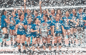 FLYING HIGH The Lady Blue Eagles celebrate after winning their back-to-back UAAP women’s volleyball crown. PHOTO BY RUY MARTINEZ