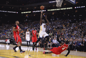 Draymond Green No.23 of the Golden State Warriors shoots  the ball after he was fouled by Paul Millsap No.4 of the Atlanta Hawks at ORACLE Arena in Oakland, California.  AFP PHOTO 