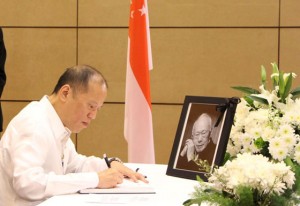 Deepest Sympathiea President Benigno s. Aquino III signs the book of condolences for the late Former Prime Minister Lee Kuan Yew of Singapore at the multi-Purpose hall of the embassy of the Republic of Singapore in Bonifacio Global City, Taguig city on friday. malacAñAng Photo Bureau