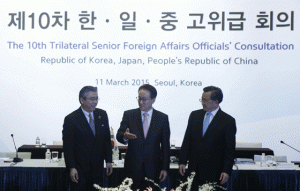 KEY MEETING South Korea’s Deputy Minister for Political Affairs Lee Kyung-Soo (center) leads Japan’s Deputy Minister of Foreign Affairs Shinsuke Sugiyama (left) and China’s Vice Minister of Foreign Affairs Liu Zhenmin during the tenth Republic of Korea-Japan-China Trilateral Senior Foreign Officials’ Consultation at a hotel in Seoul on Wednesday. AFP PHOTO