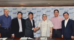 It’s official. At the contract signing between GMA Network and WBR Inc. are GMA executive vice president and CFO Felipe Yalong; Atty. Alfonso Reyno, Jr.; WBR chairman and game show host Willie Revillame; GMA chairman and CEO Atty. Felipe Gozon; GMA president and COO Gilberto Duavit Jr.; and Atty. King Reyno