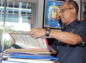 PAPER TRAIL  Director Benjamin Magalong, chairman of the PNP Board of Inquiry tasked to make heads and tails of the Jan. 25 Mamasapano incident, sift through a stack of documents that is part of the final report to be submitted to acting PNP chief, Leonardo Espina. PHOTO MIKE DE JUAN