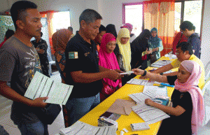 CHOOSING THE BALLOT Members of the Moro Islamic Liberation Front (MILF) file their registration to qualify for voter identification cards in Sultan Kudarat. AFP PHOTO