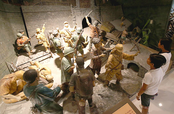  A youngster views the life-size tableau inside the Veterans Museum in Taguig City depicting battlefield scenes of the fighting between Filipino and Japanese soldiers during the second World War. PHOTO BY RENE H. DILAN 