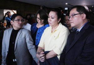 LOST CAUSE Lawyer Bruce Rivera (left) glumly glances at his client Janet Lim Napoles as his colleagues in the defense panel express sadness as the Makati City judge’s verdict on her case was read in open court on Tuesday.  PHOTO BY RUY L. MARTINEZ 