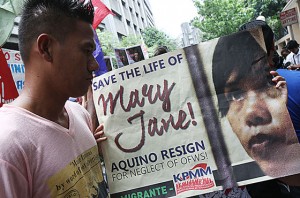 Activists together with Veloso’s relatives and friends stage a protest in front of the Indonesian Embassy in Manila.  Photo by Rene Dilan  