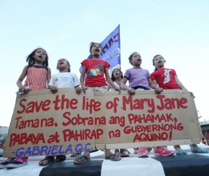 Children lend their voices to global calls for Indonesia to spare Mary Jane Veloso  from imminent execution in a protest vigil held at the Mabuhay Rotunda in Quezon City. PHOTOS BY RENE DILAN 