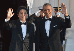 STRONGER ALLIANCE  US President Barack Obama and Japan’s Prime Minister Shinzo Abe wave while posing upon arrival at the North Portico of the White House on April 28, 2015 in Washington, DC. AFP PHOTO