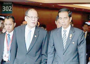  President Aquino speaking to his Indonesian counterpart, President Joko Widodo at the ASEAN Summit in Malaysia.