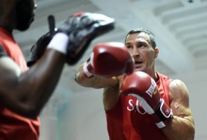 WATCH Me FIGHT, PLEASE  Wladimir Klitschko moves with his sparring partner as they work out in new York.  klitschko will fight Bryant Jennings for the heavyweight championship at Madison square garden on saturday (sunday in Philippine time). AFP PHOtO 