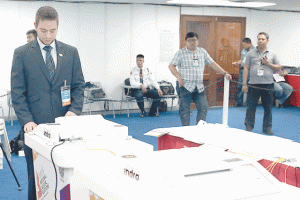 A CHANCE FOR INDRA David Lopez shows how Indra Sistemas’ counting machines work in this file photo. 