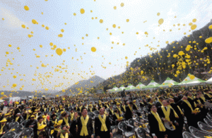 GRIEF REMEMBERED  People release balloons during a ceremony to commemorate the first anniversary of South Korea’s Sewol ferry disaster at the southern island of Jindo, the closest landfall to the site where the Sewol sank, on April 16, 2015. South Korea’s president vowed to raise the sunken Sewol ferry bowing to a key demand of grieving relatives as they marked the first anniversary of the disaster that claimed 304 lives—most of them schoolchildren. AFP PHOTO/YONHAP