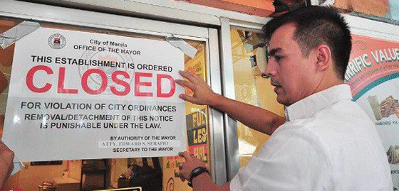 Manila Vice Mayor Isko Moreno padlocks a milk tea store for violating safety rules.