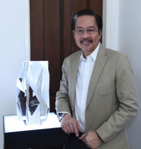 Filipino master glass sculptor Ramon Orlina will present five glass sculptures, each corresponding the ‘jewel inspired’ colors of the devices namely Blue Topaz, Green Emerald, White Pearl, Gold Platinum and Black Sapphire