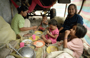 This photo taken on March 31, 2015 shows people eating their lunch inside a school turned into a temporary evacuation center in Shariff Saydona Mustapha, Maguindanao. Thousands of residents fled their homes as soldiers pursued rebels, some of whom were tagged in the killing of 44 police commandos in January. AFP PHOTO