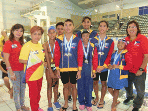 GOLD MEDALISTS Philippine Swimming League President Susan Papa, Secretary General Maria Susan Benasa and Filipino Australian Club Inc. Founder and Vice President Vicki Wotherspoon with the gold medalists in the 2015 Indian Ocean All-Stars Challenge in Perth, Australia. CONTRIBUTED PHOTO