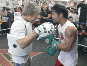 Freddie Roach (left) drills Manny Pacquiao using focus mitts. AFP FILE PHOTO