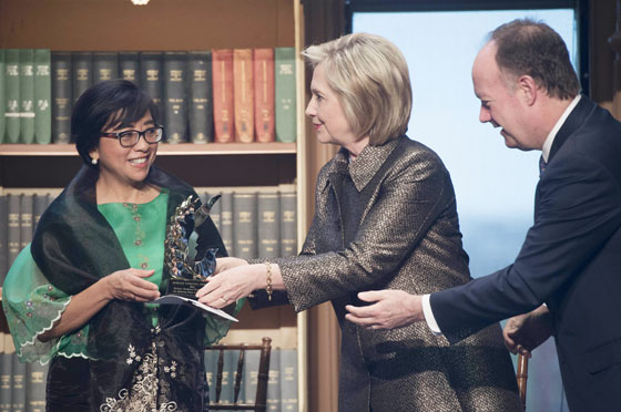 TOUGH WORK RECOGNIZED  Former US first lady and Secretary of State Hillary Clinton (center) and Georgetown University President John DeGioia (right) present Prof. Miriam Coronel Ferrer, chief government negotiator for the peace process with the Moro Islamic Liberation Front, with the Hillary Rodham Clinton Award for Advancing Women in Peace and Security at Georgetown University in Washington, DC, on Wednesday (Thursday in the Manila).  AFP PHOTO 