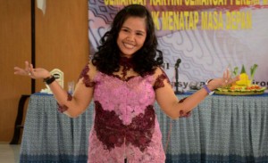 COURAGE UNDER FIRE  In this file photo taken on april 21, drug convict and death row prisoner Mary Jane Veloso, clad in traditional indonesian attire, gestures during a program celebrating kartini day in honor of indonesian national hero and women’s rights activist raden kartini at Yogyakarta prison. AFP PHOtO 