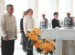 FOR HEROES  President Benigno Aquino 3rd. (center) US Ambassador Philip Goldberg (left) and Japanese Ambassador Kazuhide Ishikawa (right) offer a wreath at the Dambana ng Kagitingan at Mt. Samat in Bataan. MALACAÑANG PHOTO