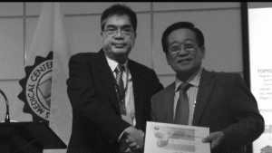 THE ADVOCATE Lawyer Romulo Macalintal receives a Certificate of Appreciation from Federico Marquez Jr., Employers Confederation of the Philippines assistant corporate secretary, after delivering his lecture on the Rights and Privileges of Senior Citizens before the officers and members of ECOP who attended its 8th General Membership Meeting at the auditorium of St. Luke’s Medical Center in Taguig City. CONTRIBUTED PHOTO