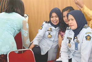 CENTER OF ATTRACTION  Filipina drug convict and death row prisoner Mary Jane Veloso (center, partly hidden), clad in traditional Indonesian attire, poses with Indonesian prison officials at Yogyakarta. AFP PHOTO 