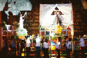 SALUBONG  Devotees watch the “salubong” – the meeting of Jesus Christ and Mother Mary – which was reenacted at the EDSA Shrine on Easter Sunday. The scene was replicated in all Catholic churches nationwide as Filipinos celebrated Christ’s resurrection, the culmination of Holy Week. PHOTO BY MIGUEL DE GUZMAN